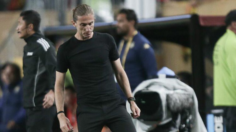 Filipe Luís define time titular para jogo contra o Chelsea.