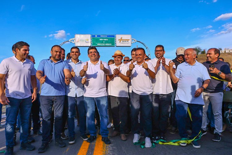 Governador inaugura pavimentação de rodovia de 101 km que liga Simplício Mendes, Colônia do Piauí e Oeiras.