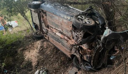 Homem de 37 anos morre e outras duas pessoas ficam feridas após carro capotar em curva no Piauí (Foto: Reprodução)