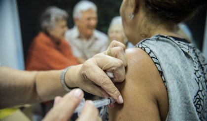Idosos são vacinados em estação de metrô em Brasília, durante o dia D da Campanha Nacional de Vacinação contra Gripe. (Foto: Marcelo Camargo/Agência Brasil) Idosos são vacinados em estação de metrô em Brasília, durante o dia D da Campanha Nacional de Vacinação contra Gripe. (Foto: Marcelo Camargo/Agência Brasil)