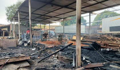 Incêndio atinge madeireira e garagem de ônibus em Teresina (Foto: Divulgação/Corpo de Bombeiros) Incêndio atinge madeireira e garagem de ônibus em Teresina (Foto: Divulgação/Corpo de Bombeiros)
