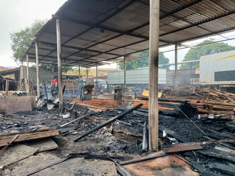 Incêndio atinge madeireira e garagem de ônibus em Teresina