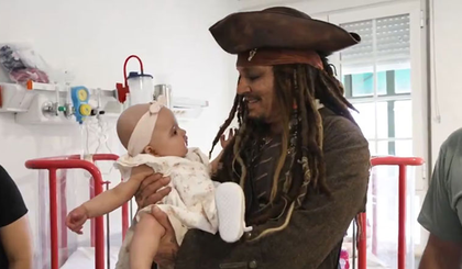 Johnny Depp visita hospital infantil na Espanha como Jack Sparrow (Foto: Reprodução) Johnny Depp visita hospital infantil na Espanha como Jack Sparrow (Foto: Reprodução)