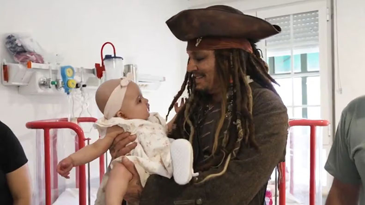 Johnny Depp visita hospital infantil na Espanha como Jack Sparrow