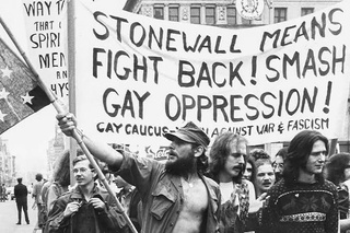 Lembramos a Revolta de Stonewall, marco da luta LGBTQIAPN+ e resistência.