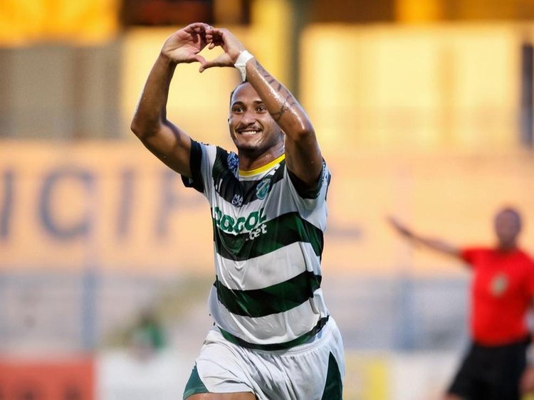 Mandacaru, atacante do Altos, abre o placar contra o Iguatu e marca dois gols no jogo.