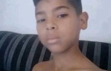 Menino foi ao lixão escondido da mãe para juntar dinheiro e morreu (Foto: Reprodução) Menino foi ao lixão escondido da mãe para juntar dinheiro e morreu (Foto: Reprodução)