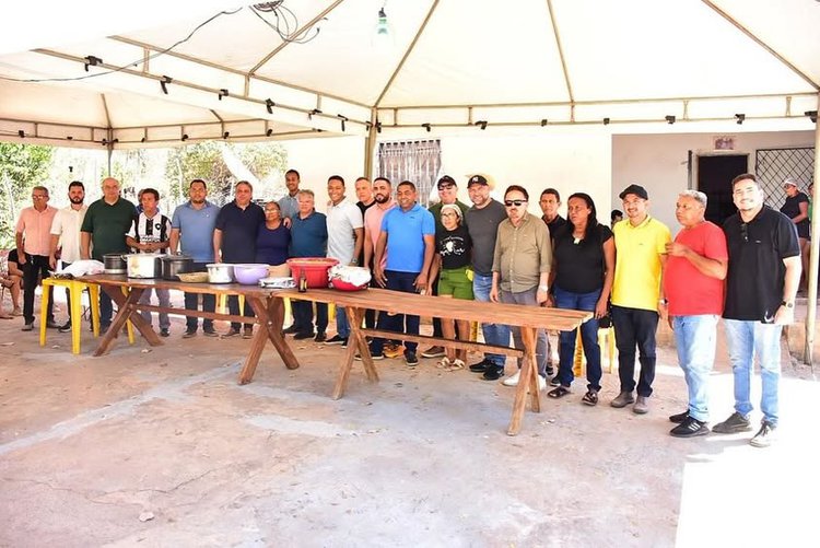 O almoço, 07 de junho, na residência de Daguia do Mano na Localidade Porteiras, presentes os Deputados Gustavo Neiva, Júlio Arcoverde