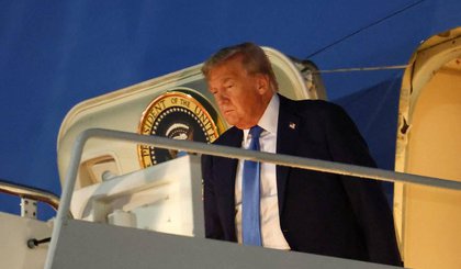 O presidente dos EUA, Donald Trump, desembarca do Força Aérea Um após retornar mais cedo da Cúpula de Líderes do G7 no Canadá, na Base Conjunta Andrews, Maryland, EUA, em 17 de junho de 2025. REUTERS/Kevin Lamarque (Foto: Divulgação / InfoMoney) O presidente dos EUA, Donald Trump, desembarca do Força Aérea Um após retornar mais cedo da Cúpula de Líderes do G7 no Canadá, na Base Conjunta Andrews, Maryland, EUA, em 17 de junho de 2025. REUTERS/Kevin Lamarque (Foto: Divulgação / InfoMoney)