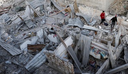 Palestinos inspecionam o local de um ataque israelense a uma casa, em Khan Younis, no sul da Faixa de Gaza, em 2 de abril de 2025. REUTERS/Hatem Khaled (Foto: Divulgação / InfoMoney) Palestinos inspecionam o local de um ataque israelense a uma casa, em Khan Younis, no sul da Faixa de Gaza, em 2 de abril de 2025. REUTERS/Hatem Khaled (Foto: Divulgação / InfoMoney)