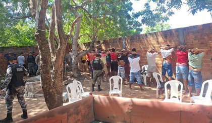 Polícia desmantela rinha de galos e conduz mais de 40 pessoas em Teresina (Foto: Divulgação/SSP-PI) Polícia desmantela rinha de galos e conduz mais de 40 pessoas em Teresina (Foto: Divulgação/SSP-PI)