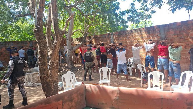 Polícia desmantela rinha de galos e conduz mais de 40 pessoas em Teresina