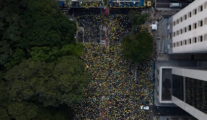 Uma imagem de drone mostra pessoas se reunindo em apoio ao ex-presidente brasileiro Jair Bolsonaro, antes de seu julgamento no Supremo Tribunal Federal, em São Paulo, Brasil, em 29 de junho de 2025. REUTERS/Jean Carniel (Foto: Divulgação / InfoMoney) Uma imagem de drone mostra pessoas se reunindo em apoio ao ex-presidente brasileiro Jair Bolsonaro, antes de seu julgamento no Supremo Tribunal Federal, em São Paulo, Brasil, em 29 de junho de 2025. REUTERS/Jean Carniel (Foto: Divulgação / InfoMoney)