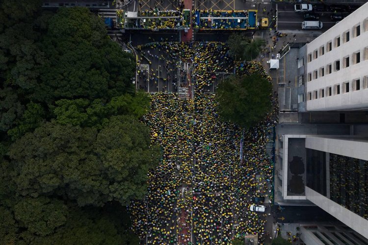 Uma imagem de drone mostra pessoas se reunindo em apoio ao ex-presidente brasileiro Jair Bolsonaro, antes de seu julgamento no Supremo Tribunal Federal, em São Paulo, Brasil, em 29 de junho de 2025. REUTERS/Jean Carniel