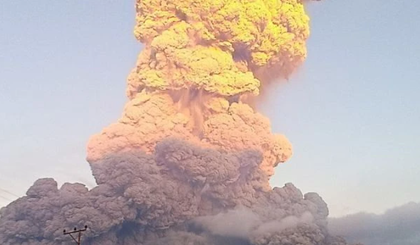 Vulcão na Indonésia entra em erupção e lança cinzas a 11 km de altura (Foto: Reprodução) Vulcão na Indonésia entra em erupção e lança cinzas a 11 km de altura (Foto: Reprodução)