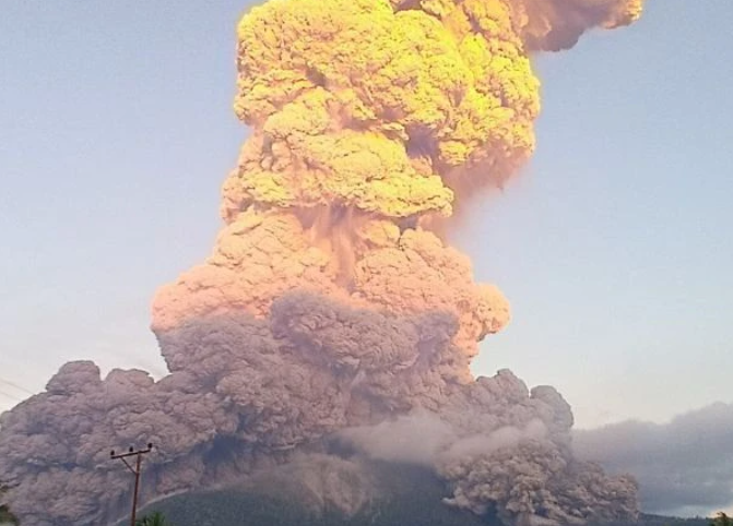 Vulcão na Indonésia entra em erupção e lança cinzas a 11 km de altura