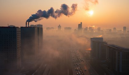 A pesquisa revelou que a exposição a elementos como material particulado fino (PM2,5), dióxido de nitrogênio (NO2) e fuligem, provenientes da queima de combustíveis fósseis, esteve diretamente relacionada ao aumento do risco de demência. (Foto: Gerado por IA) A pesquisa revelou que a exposição a elementos como material particulado fino (PM2,5), dióxido de nitrogênio (NO2) e fuligem, provenientes da queima de combustíveis fósseis, esteve diretamente relacionada ao aumento do risco de demência. (Foto: Gerado por IA)