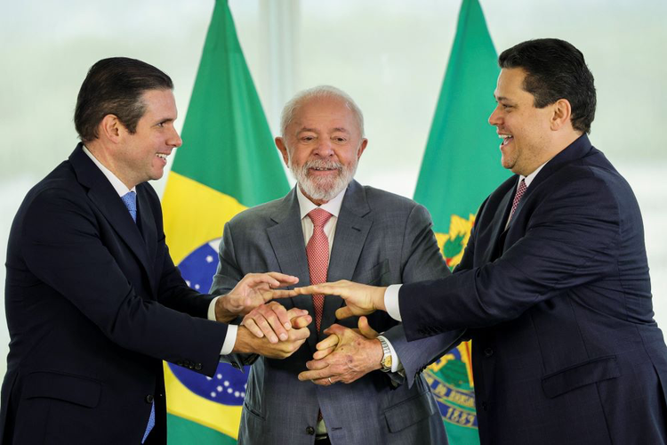 Centrão monitora crise política e adia decisão sobre apoio a Lula nas eleições de 2026
