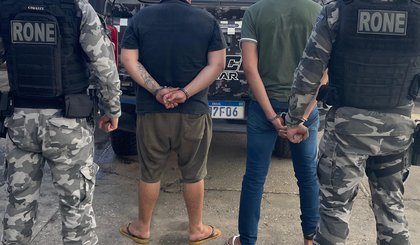 Dupla é presa com drogas, dinheiro e celular roubado durante abordagem policial em flagrante (Foto: Ascom) Dupla é presa com drogas, dinheiro e celular roubado durante abordagem policial em flagrante (Foto: Ascom)
