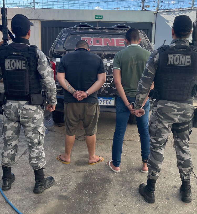 Dupla é presa com drogas, dinheiro e celular roubado durante abordagem policial em flagrante
