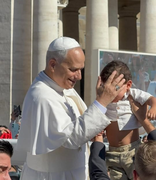 Escolhido entre milhares, Mathias recebe bênção do Papa no Vaticano.