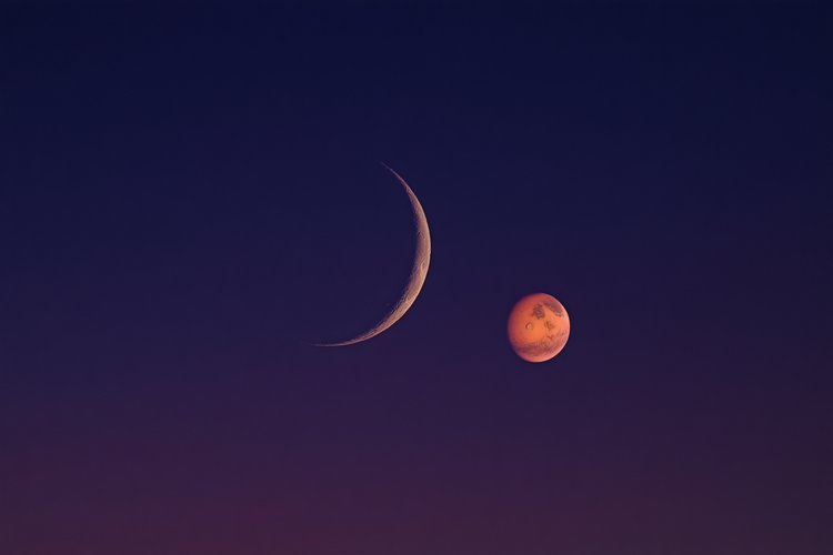 Fenômeno celeste promete encantar observadores no Brasil: a conjunção de Lua e Marte.