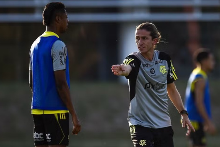 Flamengo busca atacante para completar elenco