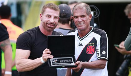 Geovani ao lado do presidente do Vasco, Pedrinho, em homenagem recebida em fevereiro (Foto: Matheus Lima/Vasco) Geovani ao lado do presidente do Vasco, Pedrinho, em homenagem recebida em fevereiro (Foto: Matheus Lima/Vasco)