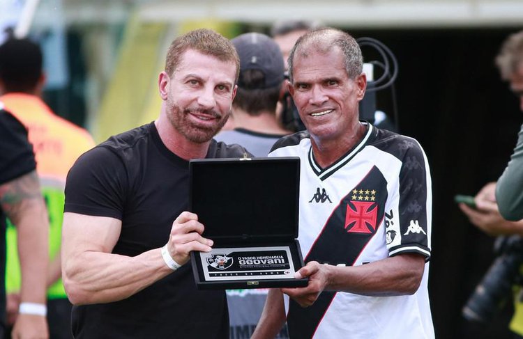 Geovani ao lado do presidente do Vasco, Pedrinho, em homenagem recebida em fevereiro