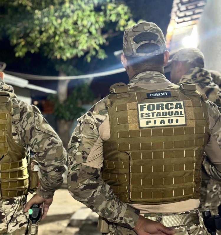 Homem é preso e adolescentes apreendidos em operação policial em Teresina.