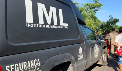 IML de Teresina removeu o corpo (Foto: Laura Moura/g1 PI)