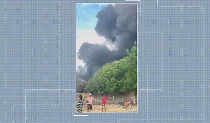 Incêndio destrói fábrica de recicláveis no município de Canto do Buriti. (Foto: Reprodução / TV Clube)