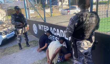 Jovens são presos por tráfico de drogas após perseguição em Teresina. (Foto: Divulgação/PMPI) Jovens são presos por tráfico de drogas após perseguição em Teresina. (Foto: Divulgação/PMPI)