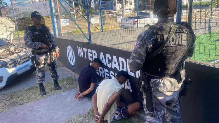Jovens são presos por tráfico de drogas após perseguição em Teresina.