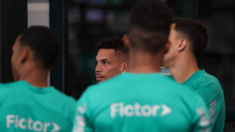 Paulinho durante treino do Palmeiras no CT do Philadelphia Eagles