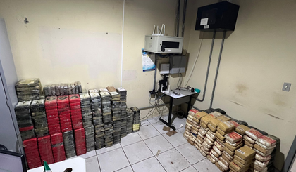 Polícia encontra drogas em compartimento oculto de caminhão em Picos (Foto: Divulgação pRF) Polícia encontra drogas em compartimento oculto de caminhão em Picos (Foto: Divulgação pRF)