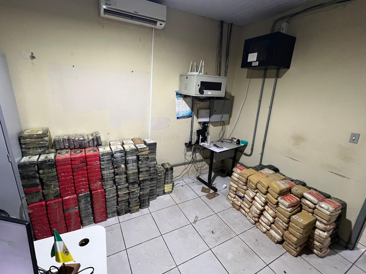Polícia encontra drogas em compartimento oculto de caminhão em Picos