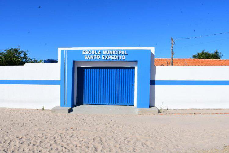 Prefeitura entrega escola completamente reformada à comunidade Exu.