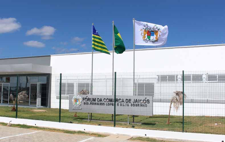 Réu atirou em dois homens por motivo fútil; um deles morreu no local