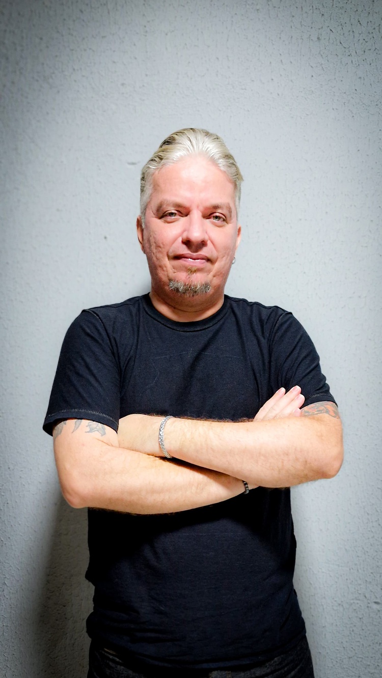 Samuel subiu no palco pela primeira vez aos 30 anos e atualmente é um dos vocalistas e fundadores da VDR Band.