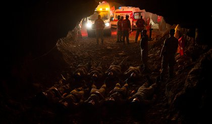 Soldados turcos morrem após inalarem gás metano em caverna no Iraque. Imagem meramente ilustrativa, criada via Inteligência Artificial. (Foto: Gerado por IA) Soldados turcos morrem após inalarem gás metano em caverna no Iraque. Imagem meramente ilustrativa, criada via Inteligência Artificial. (Foto: Gerado por IA)