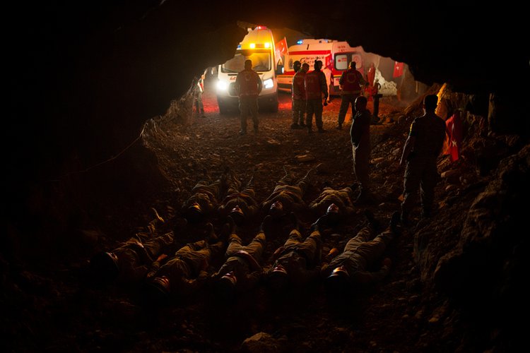 Soldados turcos morrem após inalarem gás metano em caverna no Iraque. Imagem meramente ilustrativa, criada via Inteligência Artificial.