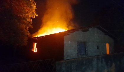 Suspeita ateia fogo na casa do ex e é presa por ameaça e incêndio (Foto: Reprodução) Suspeita ateia fogo na casa do ex e é presa por ameaça e incêndio (Foto: Reprodução)