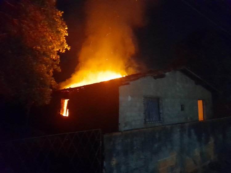 Suspeita ateia fogo na casa do ex e é presa por ameaça e incêndio