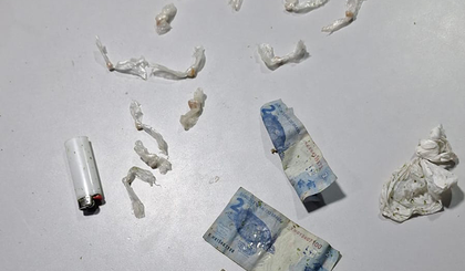Suspeito de tráfico é preso ao tentar fugir pelos telhados em Altos (PI) (Foto: divulgação PM-PI) Suspeito de tráfico é preso ao tentar fugir pelos telhados em Altos (PI) (Foto: divulgação PM-PI)