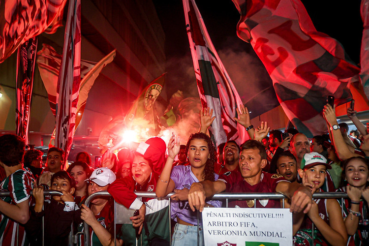 Torcida do Fluminense faz festa no Galeão após retorno do time do Mundial de Clubes