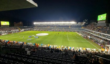 Vila Belmiro em dia de jogo à noite (Foto: Bruno Gutierrez)