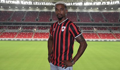 Volante Thiago Mendes, com a camisa do Al-Rayyan. (Foto: Divulgação / Al-Rayyan) Volante Thiago Mendes, com a camisa do Al-Rayyan. (Foto: Divulgação / Al-Rayyan)