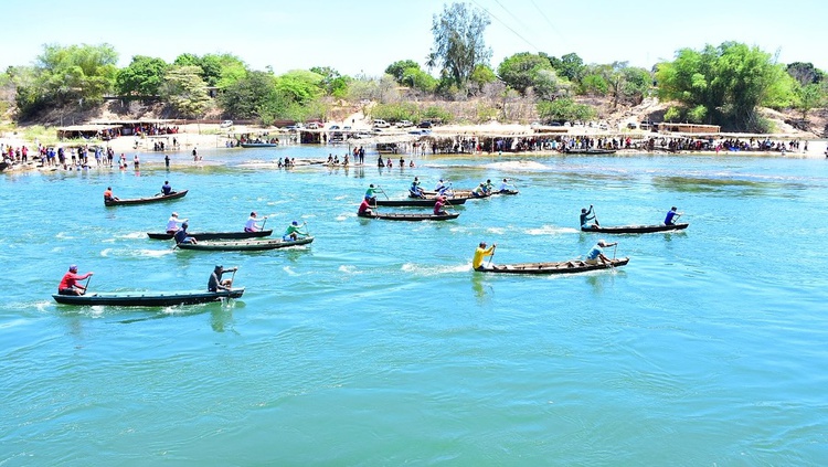 21ª Corrida de Canoas no povoado Manga, que se estende entre os estados do Piauí e Maranhão.