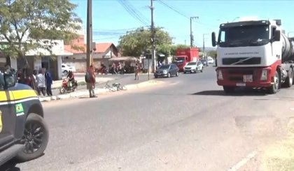 Acidente entre caminhão e motocicleta deixa uma mulher morta e homem gravemente ferido em Picos (Foto: Reprodução/TV Clube)